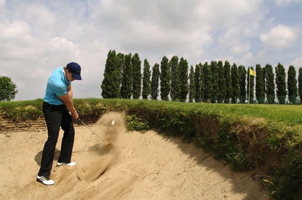 5 Cara Memukul Bola Golf di Bunker yang Terbuat Dari Pasir