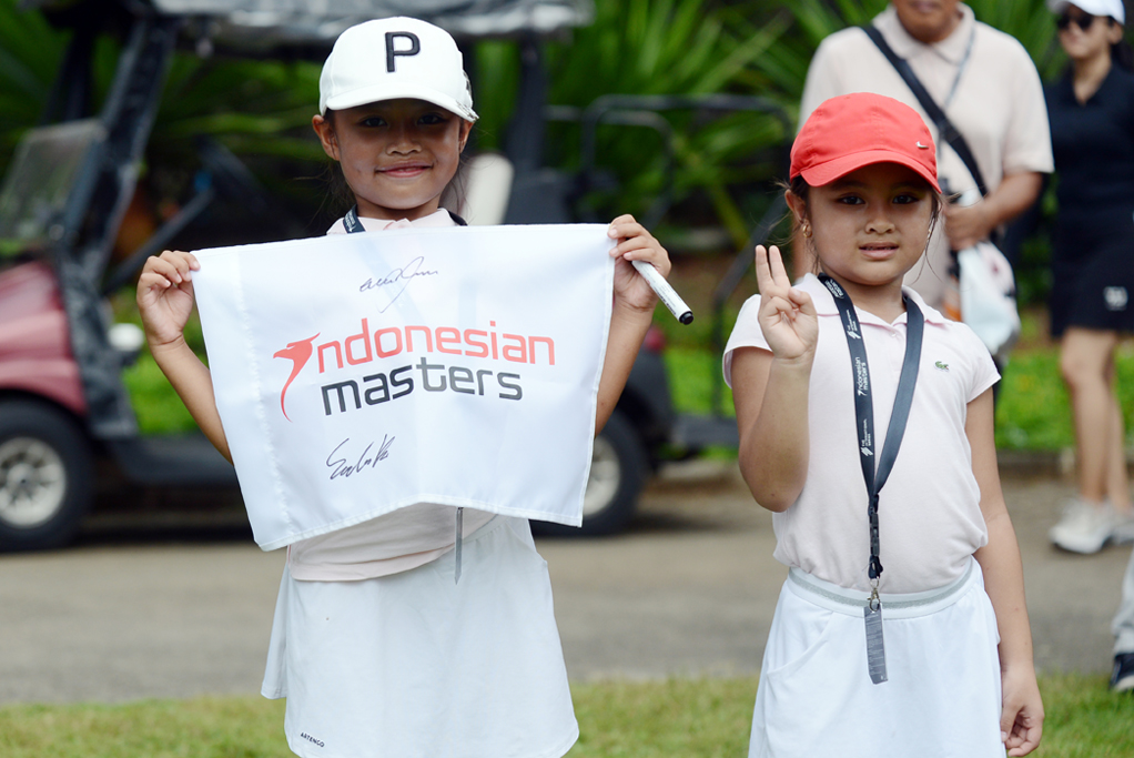 Dua-pegolf-junior-yang-menyaksikan-langsung-event-BNI-Indonesian-Masters-presented-by-TNE